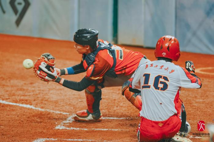 中国垒球联赛总决赛首场，浙江古越龙山队以1