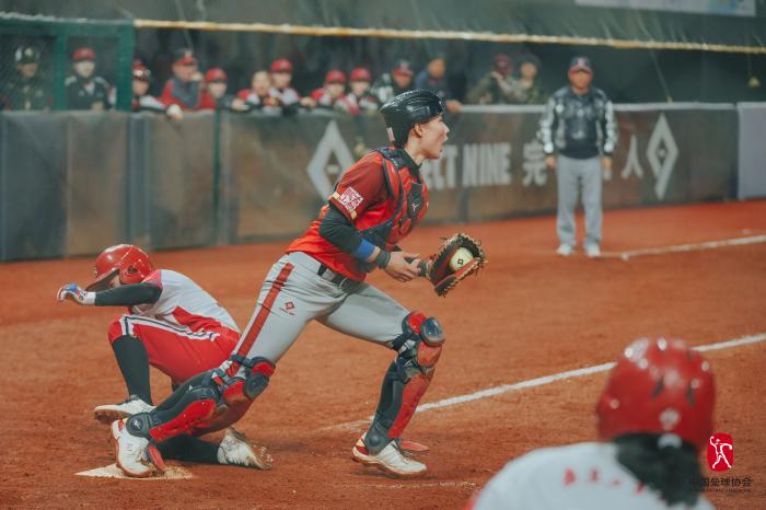中国垒球联赛总决赛首场，浙江古越龙山队以1