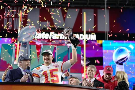 在费城举行的年度对决：酋长38-35逆转夺冠，捧第