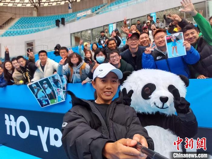 35岁张帅力克日本选手晋级八强 展现网球无年龄