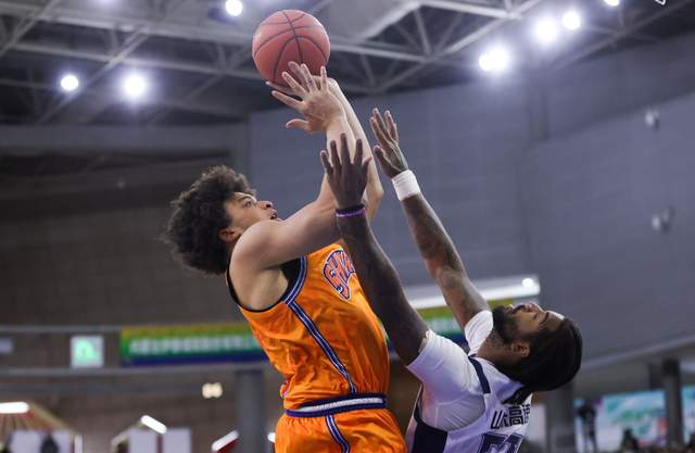 上海男篮力克青岛稳居榜首 下轮迎战山东冲击四