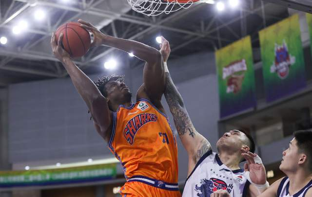 上海男篮力克青岛稳居榜首 下轮迎战山东冲击四