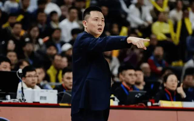 上海男篮力克青岛稳居榜首 下轮迎战山东冲击四