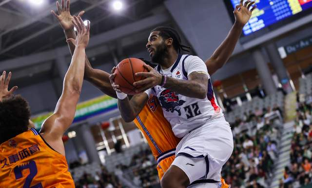 上海男篮力克青岛稳居榜首 下轮迎战山东冲击四