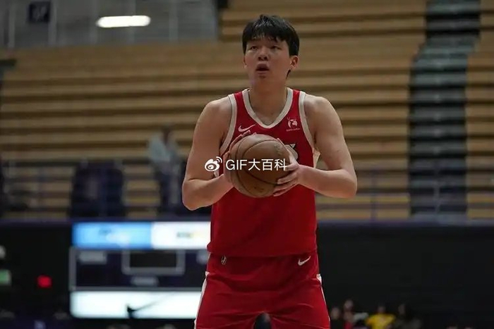 杨瀚森全场17分却遭忽视，球队球权分配引争议