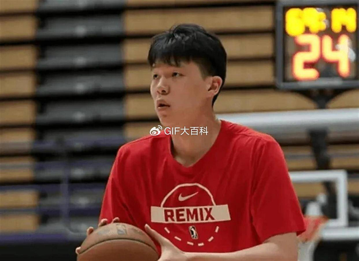 杨瀚森全场17分却遭忽视，球队球权分配引争议