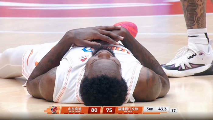 山东男篮力克福建男篮 防守反击逆转取胜
