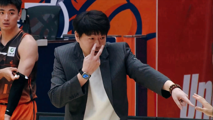 山东男篮力克福建男篮 防守反击逆转取胜