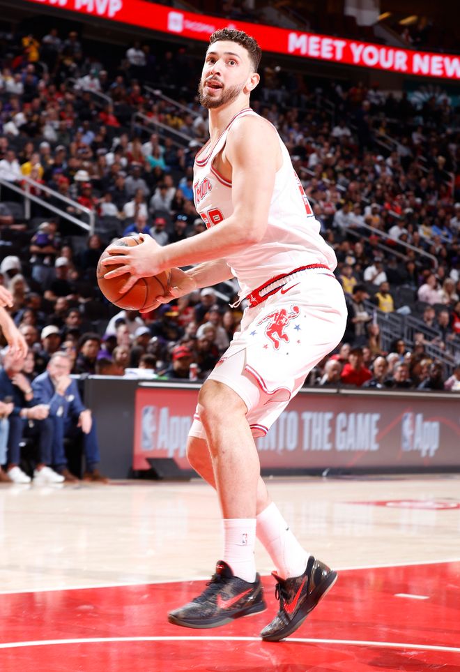 申京复出助火箭逆转湖人 末节失误成败关键