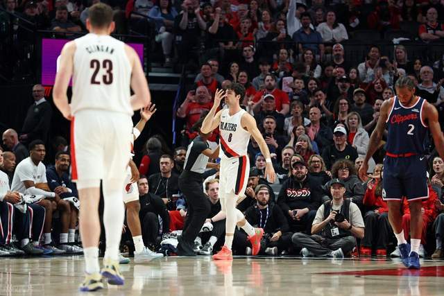 快船力抗开拓者20分优势 半场落后10分仍紧咬第八